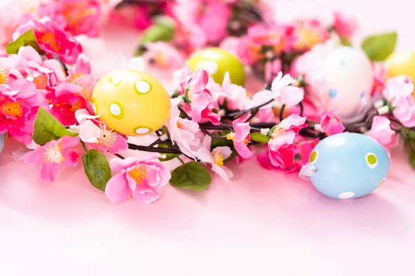 Pembe Bir Backgorund Üzerinde Paskalya Yumurtaları Pembe Çiçekler — Stok fotoğraf