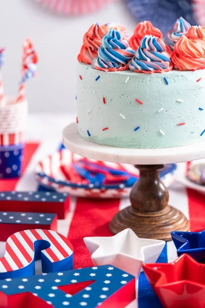 7月4日のお祝いパーティーでのケーキ クッキー 果物や野菜のスナックトレイ — ストック写真