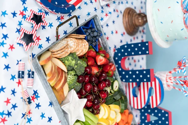 Plateau Collation Avec Des Fruits Frais Des Légumes Des Trempettes — Photo