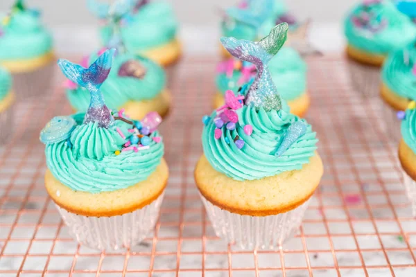 Gourmet Zeemeermin Cupcakes Bedekt Met Blauwe Boterroom Glazuur Versierd Met — Stockfoto