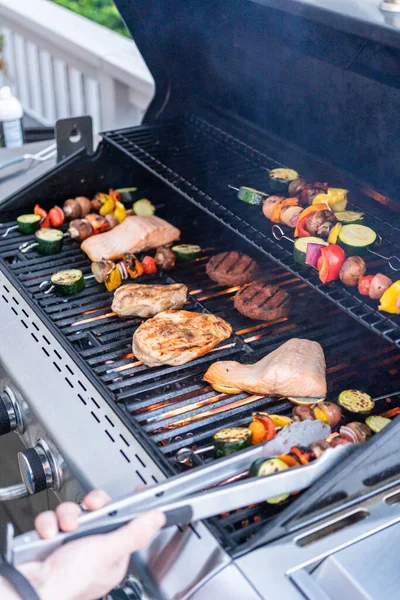 Grelhar Salmão Atlântico Peito Frango Espetos Vegetais Hambúrgueres Vegetarianos Uma — Fotografia de Stock