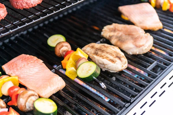 Grelhar Salmão Atlântico Peito Frango Espetos Vegetais Hambúrgueres Vegetarianos Uma — Fotografia de Stock