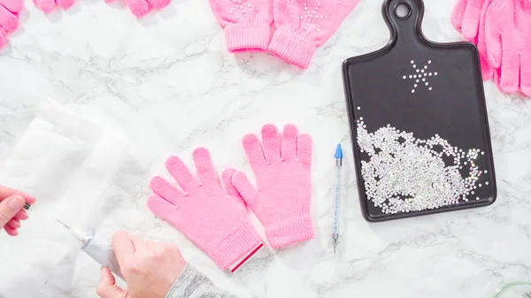 Leżeć Płasko Rhinestone Różowe Rękawiczki Dla Dzieci Kształtami Płatków Śniegu — Zdjęcie stockowe