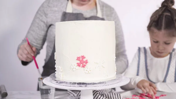 Steg För Steg Dekorera Runda Funfetti Tårta Med Rosa Och — Stockfoto