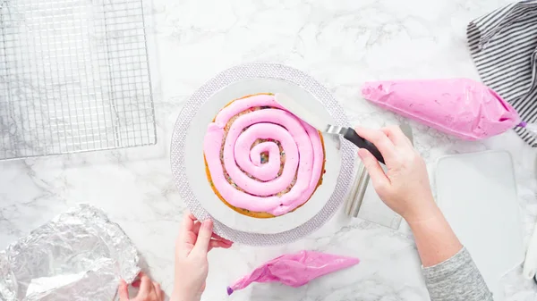 Lapos Fekvés Lépésről Lépésre Cukormáz Kerek Funfetti Torta Rétegek Rózsaszín — Stock Fotó