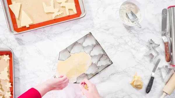 Acostado Cortar Las Galletas Azúcar Con Cortador Gigante Galletas Navidad — Foto de Stock