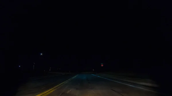 郊外アメリカの典型的な舗装道路での運転 — ストック写真