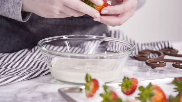 Schritt Für Schritt Bio Erdbeeren Eine Schüssel Mit Geschmolzener Schokolade — Stockfoto