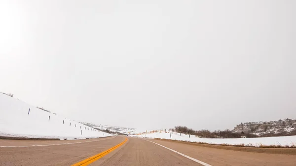 冬季早晨在美国郊区的一条乡间路上开车 — 图库照片