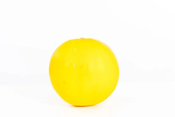 白色背景上的一整颗金黄色的露水甜瓜 — 图库照片