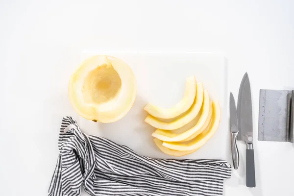 Flat Lay Slicong Golden Dewlicious Melon White Cutting Board — Stock Photo, Image