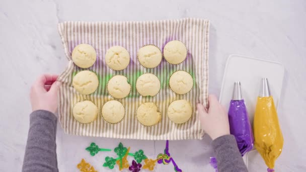 Cupcakes Vainilla Con Glaseado Mantequilla Blanca Orejas Conejo Para Pascua — Vídeos de Stock
