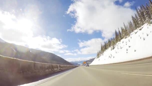 Dağ Manzarasında Araba Sürerken — Stok video