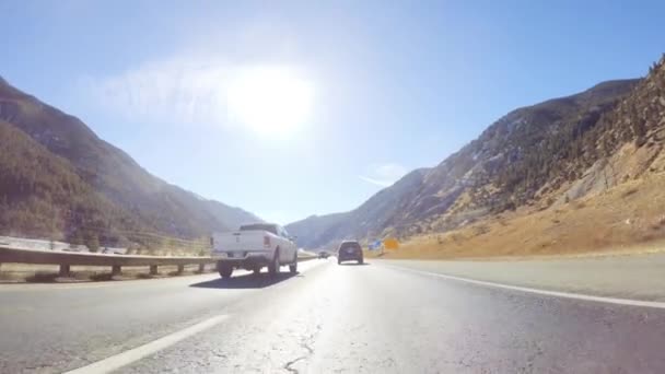 Dağ Manzarasında Araba Sürerken — Stok video
