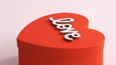  Pembe arka planda kalp şeklinde kurabiyeler olan kutu 