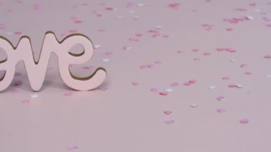 Pembe arkaplanda aşk işareti 