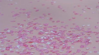 Pembe arkaplanda aşk işareti 