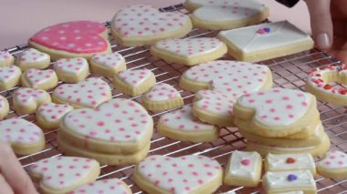 Pembe arka planda Sevgililer Günü Aşkı tabelası.