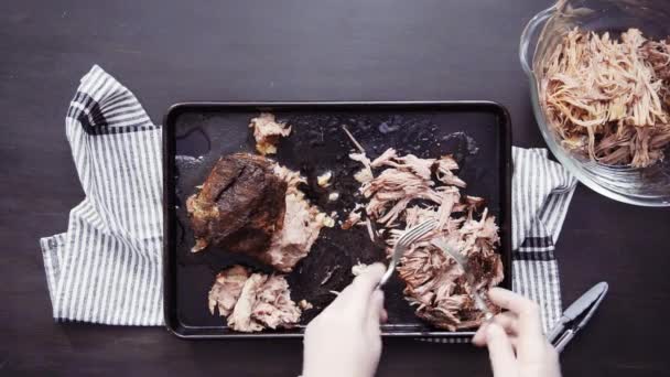 Preparación Sándwiches Cerdo Tirado Con Ensalada Col — Vídeos de Stock