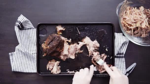 Lahana Salatalı Domuz Sandviçi Hazırlıyorum — Stok video