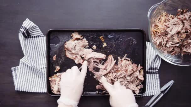 Preparación Sándwiches Cerdo Tirado Con Ensalada Col — Vídeo de stock