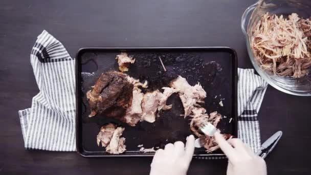 Preparación Sándwiches Cerdo Tirado Con Ensalada Col — Vídeos de Stock