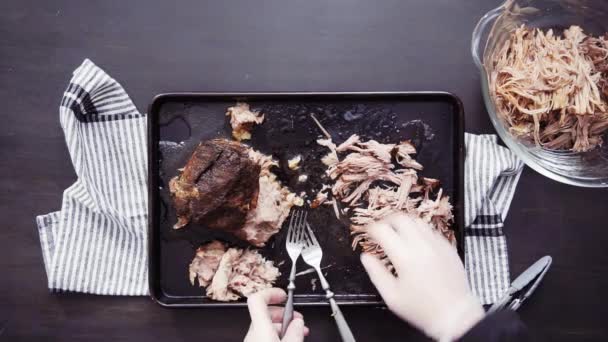 Preparação Sanduíches Porco Com Salada Repolho — Vídeo de Stock