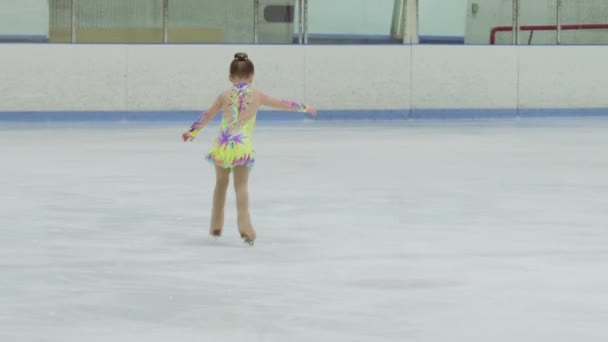 かわいいです女の子練習アイススケート — ストック動画