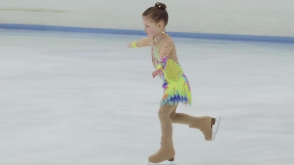 Una niña entrenando su patinaje artístico sobre hielo en la pista pública,  Grabaciones de stock Incluyendo: niña y hembra - Envato Elements