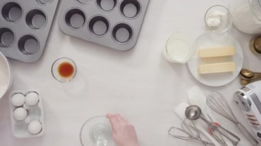 Beyaz kremalı vanilyalı kekler ve Paskalya için tavşan kulakları..