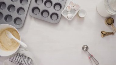 Beyaz kremalı vanilyalı kekler ve Paskalya için tavşan kulakları..