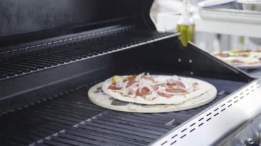 Bireysel ızgarada ızgara pizza hazırlıyorum..