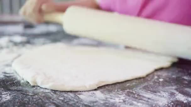 Niña Desplegando Masa Pizza Para Pizzas Pequeñas Individuales — Vídeos de Stock