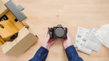 Denver, Colorado, ABD-15 Nisan 2019 - Aynasız yeni bir dijital kamera Sony a 7III.