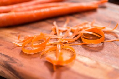 Pancar çorbası yapmak için organik havuç soyuyorlar..