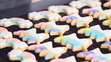 Adım adım. Tek boynuzlu at şekerli kurabiyelerin üzerine kraliyet kreması süslemek..