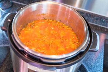 Fırında taze ıspanakla süslenmiş taze mercimek çorbası..