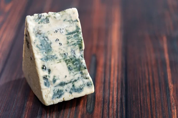 Großer Keil Aus Blauschimmelkäse Auf Dunklem Holzgrund — Stockfoto