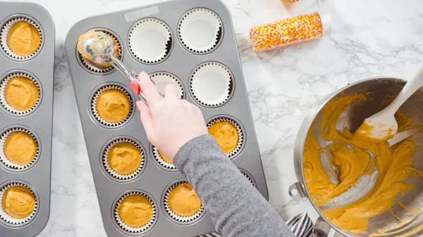 Ett Platt Ligg Scooping Pumpa Krydda Cupcake Smet Med Smet — Stockfoto