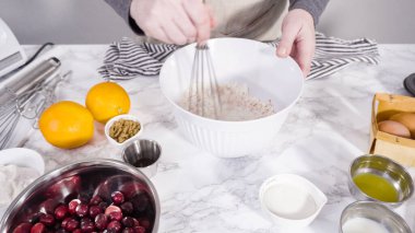 Adım adım. Kızılcık keki pişirmek için karışımı karıştırıyorum..