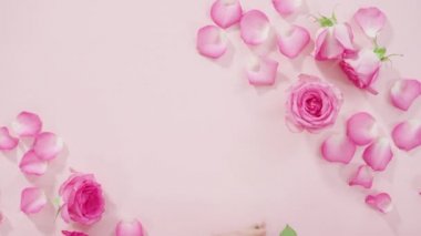 Pembe güllerin taç yapraklarını kapat.