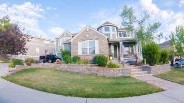 Denver, Colorado, ABD-19 Temmuz 2020 - Bir yaz sabahı tipik banliyö manzarası.