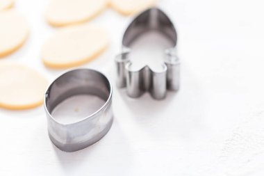 Paskalya temalı metal kurabiye kesiciler masada..