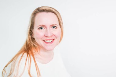 Gülümseyen orta yaşlı kadının stüdyo portresi.