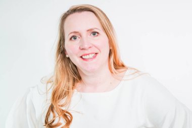 Gülümseyen orta yaşlı kadının stüdyo portresi.