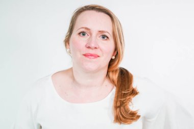 Orta yaşlı iş kadınının stüdyo portresi.