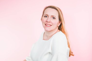 Gülümseyen orta yaşlı kadının stüdyo portresi.