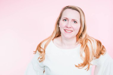 Gülümseyen orta yaşlı kadının stüdyo portresi.