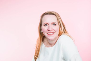 Gülümseyen orta yaşlı kadının stüdyo portresi.