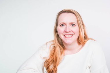 Gülümseyen orta yaşlı kadının stüdyo portresi.